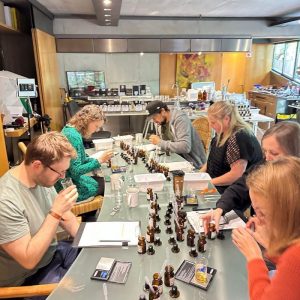 Workshop Momentaufnahme eines workshops. Personen die Parfum anmischen und Notizen machen